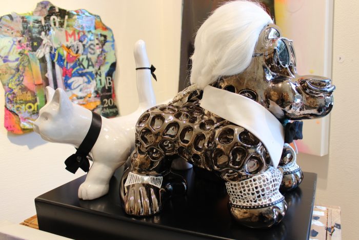 "Karl et sa Choupette", céramique argentée & blanche, 41 x 35 x 38 cm, 15,5 kg
